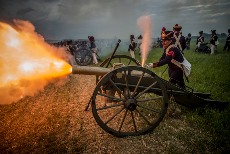 Illustration for article titled 5000 Men Dressed Up, Recreated The Battle Of Waterloo